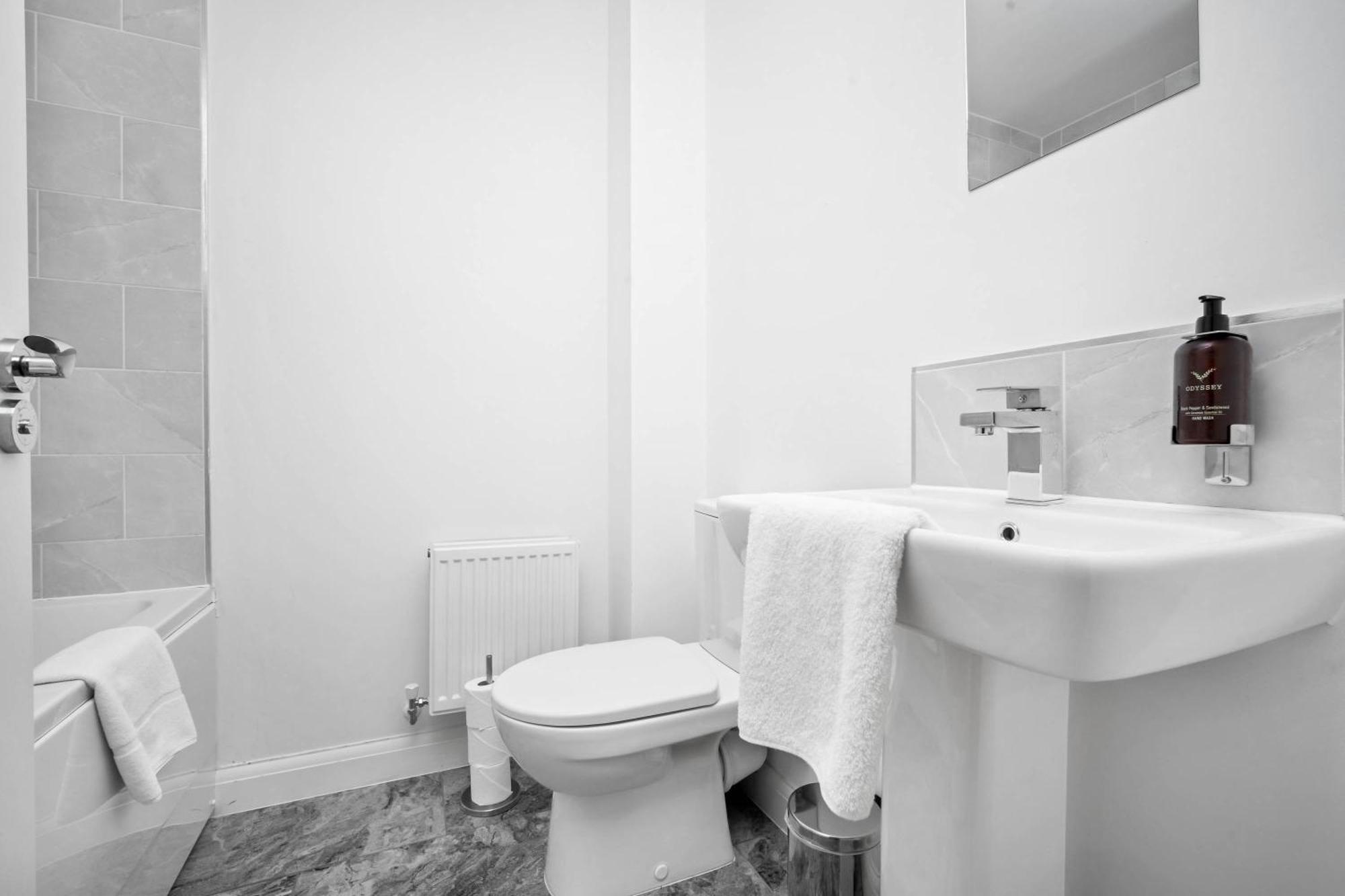 Luxury City Centre 5 Bed House With En-Suite, Bbq, On-Site Parking By Azura Nights Birmingham Exterior photo